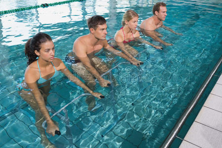 健身班骑着健身车做水上有氧运动