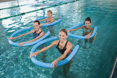 健身班用泡沫滚轴做水中有氧运动