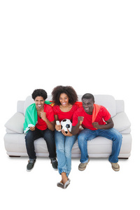 穿着红色衣服的葡萄牙球迷坐在沙发上