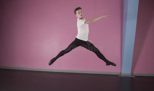 专注的男芭蕾舞演员跳跃