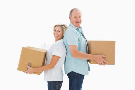 幸福的老夫妇拿着移动的箱子