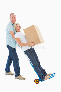有趣的老夫妇拿着移动的箱子
