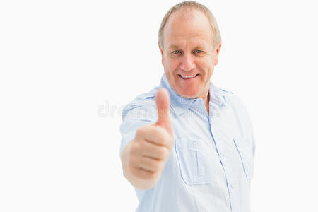 室外的成熟男人图片