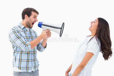 愤怒的男人用扩音器对着女朋友大喊大叫