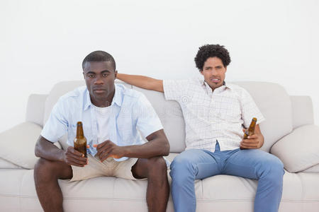 球迷坐在沙发上喝啤酒
