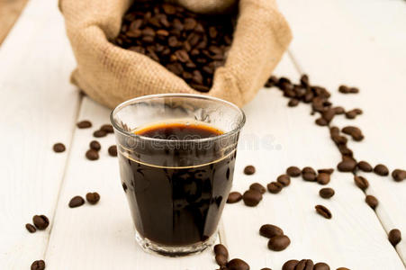 白色背景的咖啡杯和咖啡豆。