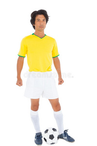 穿着黄色带球的足球运动员
