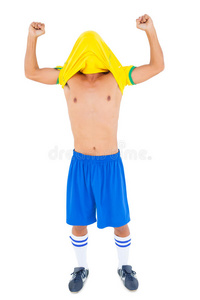 穿着黄色衣服的足球运动员庆祝胜利
