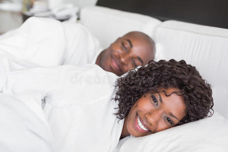幸福的夫妻一起躺在床上