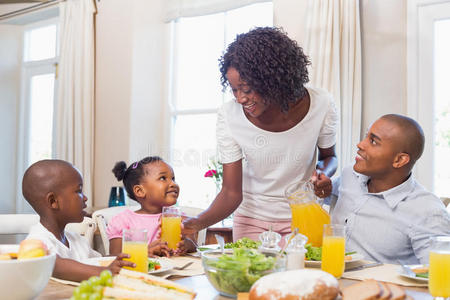 快乐的一家人一起享用健康的一餐