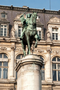 巴黎艾蒂安马塞尔的铜像