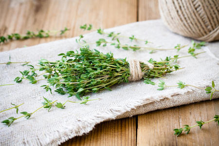 麻布上一捆新鲜百里香多样关于植物和新鲜的芳香的草本植物采用指已
