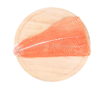 切肉板上的生鲑鱼。