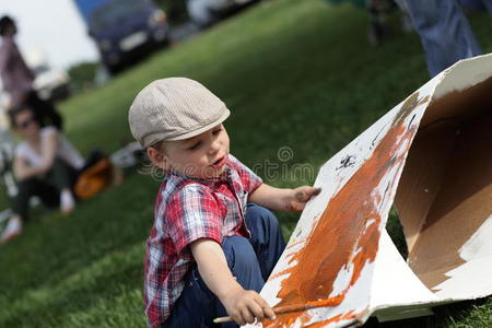 孩子们在纸板上画画