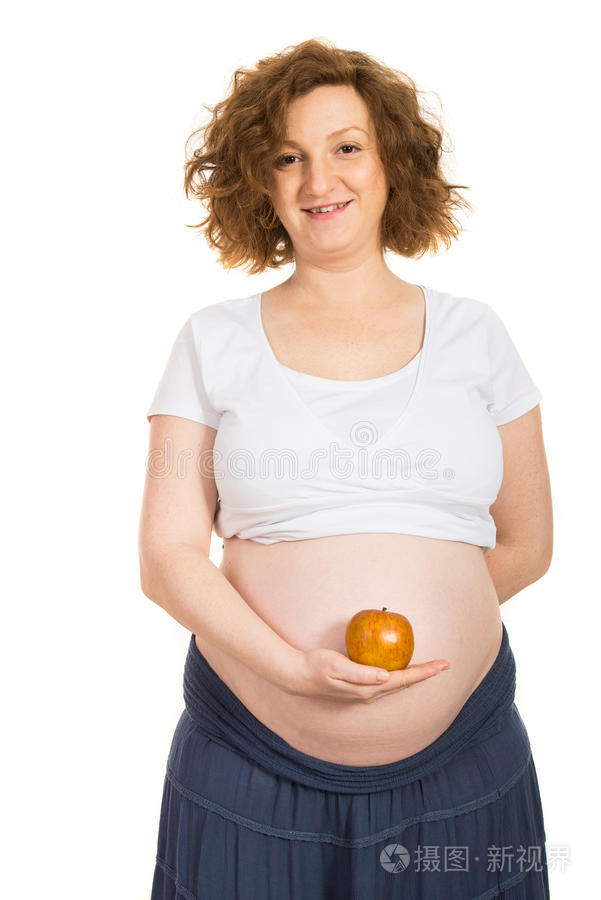 肚子前抱着苹果的孕妇
