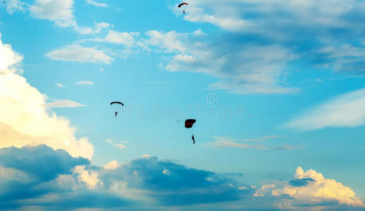 不明身份的跳伞者，蓝天上的伞兵