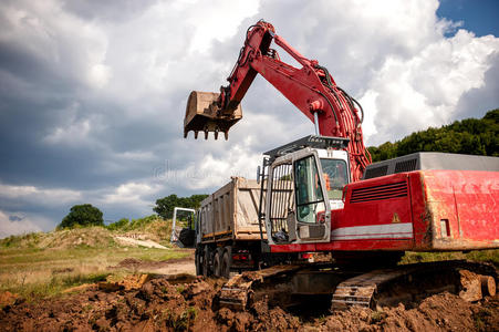 重型推土机和挖掘机装载和移动红砂