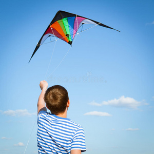 男孩把风筝放进蓝天