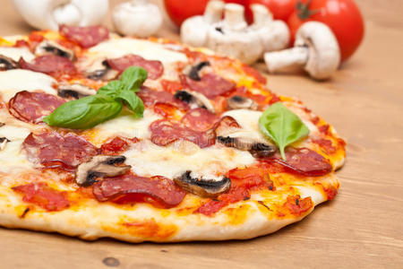 香肠蘑菇披萨