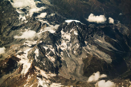 从空中俯瞰阿尔卑斯山