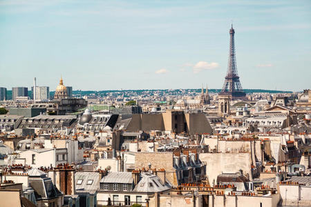 从蓬皮杜中心博物馆大楼的屋顶俯瞰巴黎全景。