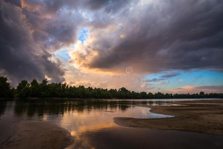 河面日落景观