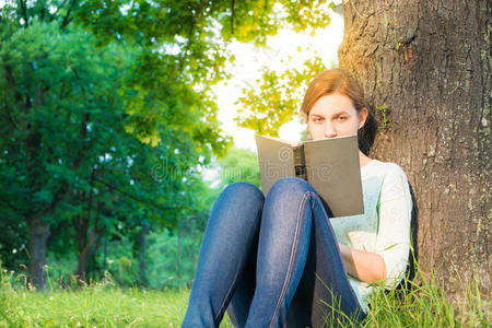 在公园里看书的女孩