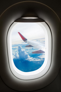 飞机上有云景的窗户