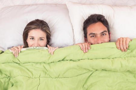 被窝里的一双脚图片