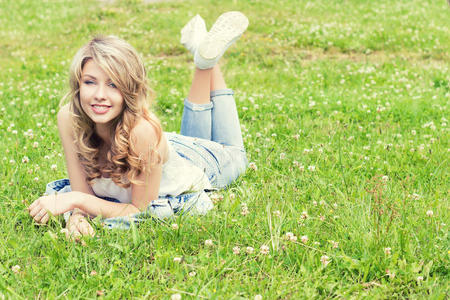 享受 自由 和谐 快乐 女孩 成人 花园 乐趣 草地 幸福