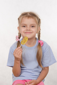 开朗的五岁女孩带着棒棒糖