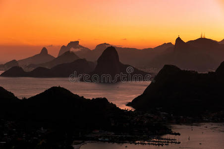 美丽的里约热内卢日落与山脉