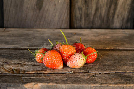 木桌上的新鲜草莓