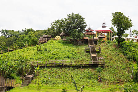 穿过小山到寺庙的桥