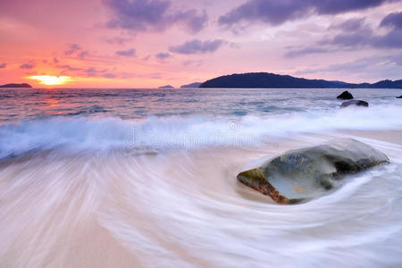 日落海浪和海滩