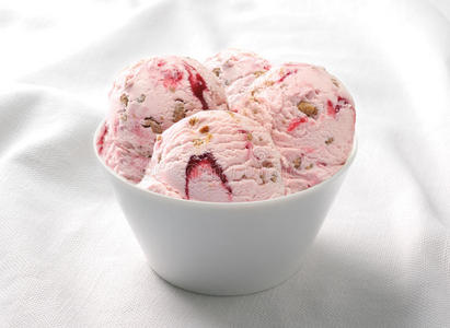 冰淇淋草莓山核桃在陶瓷杯