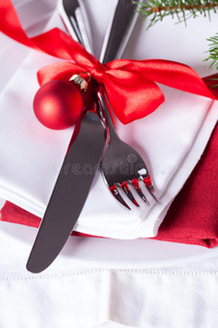 浪漫的红色圣诞餐桌布置
