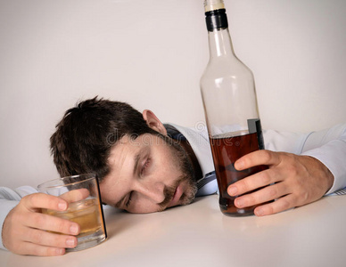 应酬酗酒图片