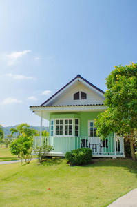 绿色小房子美式风格后院绿草