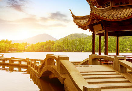 皑皑长凳杭州西湖寺中国杭州西湖风光中国古代亭子在西湖西西湖在杭州