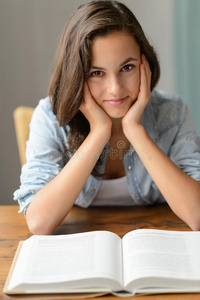 十几岁的女孩喜欢在家看书