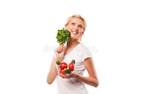 带着蔬菜微笑的健康女人。在白色上