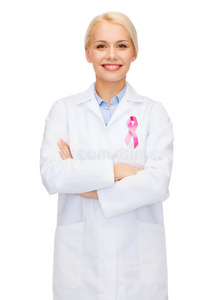女医生带着乳腺癌宣传丝带