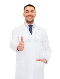 微笑的男医生竖起大拇指