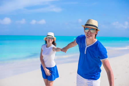 快乐的家庭在加勒比海海滩度假玩得开心