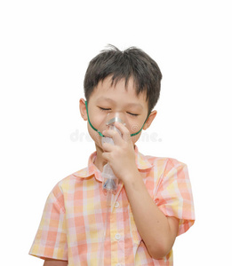 亚洲哮喘小男孩用氧气面罩敷在白背上