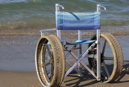 带不锈钢轮子的轮椅可以进入大海