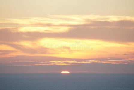 在葡萄牙的卡波达罗卡附近的大西洋上日落