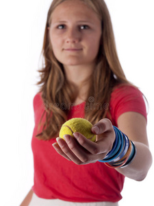手握网球的少女专注于球