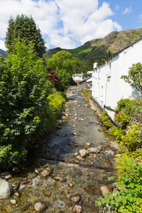 英国坎布里亚郡康尼斯顿镇湖区的溪流和山景